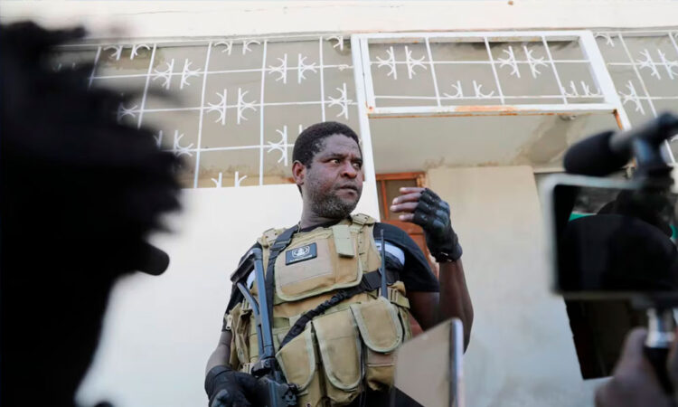 Jefe de pandillas amenaza con “guerra civil” en Haití si el primer ministro se mantiene en el poder