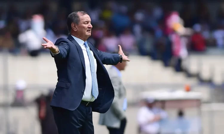 Enrique Meza, histórico entrenador del fútbol mexicano, hospitalizado