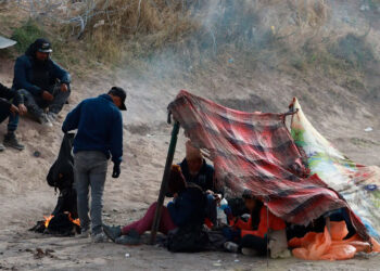 Campamento de migrantes en la frontera México-EE.UU. ante polémica ley SB4 de Texas