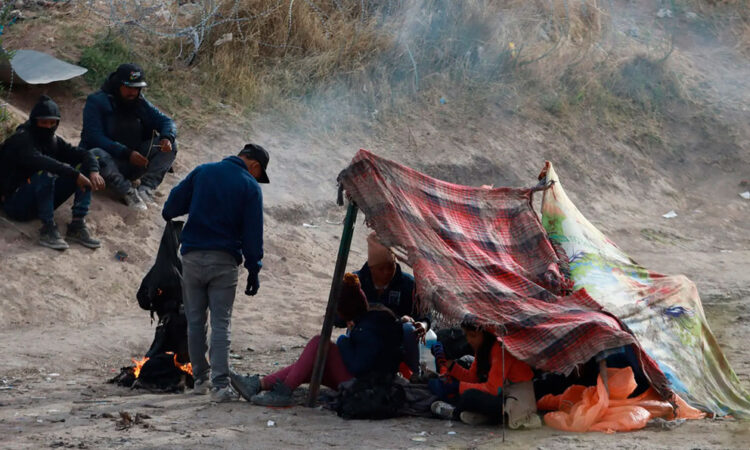 Campamento de migrantes en la frontera México-EE.UU. ante polémica ley SB4 de Texas