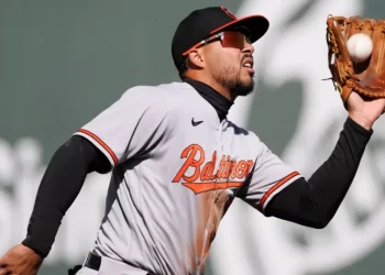 Orioles de Baltimore arrasan a los Angelinos en su debut en la temporada de la MLB
