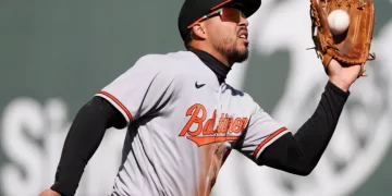 Orioles de Baltimore arrasan a los Angelinos en su debut en la temporada de la MLB