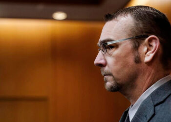 Padre de atacante en tiroteo escolar de Michigan declarado culpable en histórico caso