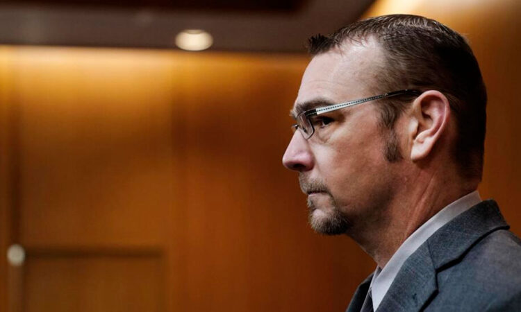 Padre de atacante en tiroteo escolar de Michigan declarado culpable en histórico caso