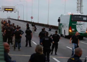 Hombre toma rehenes en la principal estación de autobuses de Río de Janeiro