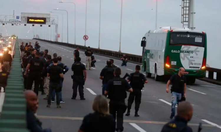 Hombre toma rehenes en la principal estación de autobuses de Río de Janeiro