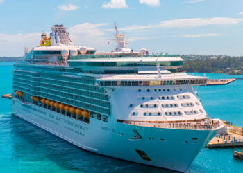 Arrestan a empleado de Royal Caribbean por instalar cámaras en baños de pasajeros