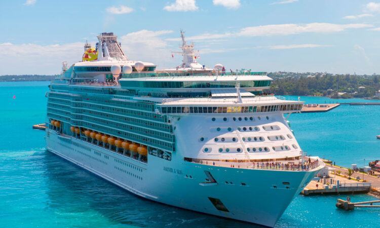 Arrestan a empleado de Royal Caribbean por instalar cámaras en baños de pasajeros