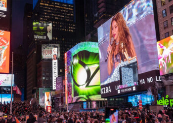 Shakira enciende Times Square con presentación de su nuevo álbum