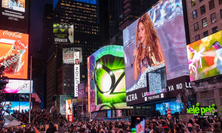 Shakira enciende Times Square con presentación de su nuevo álbum