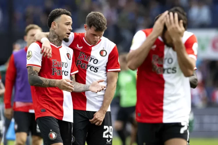 Santiago Giménez pone fin a la sequía y alcanza los 20 goles en la Eredivisie