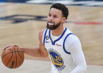 Stephen Curry bate récord con 300 triples por quinta temporada en la NBA