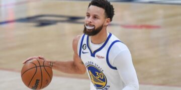 Stephen Curry bate récord con 300 triples por quinta temporada en la NBA