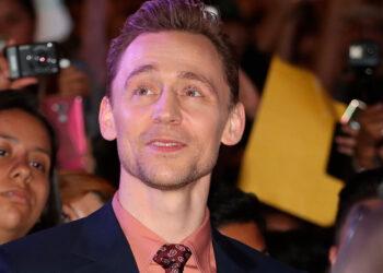 Tom Hiddleston emociona al leer discurso del Rey Carlos III en gala de beneficencia