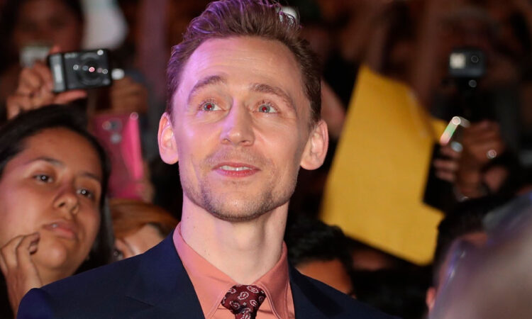 Tom Hiddleston emociona al leer discurso del Rey Carlos III en gala de beneficencia