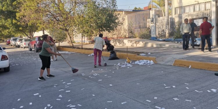 Cierran padres de familia escuela primaria