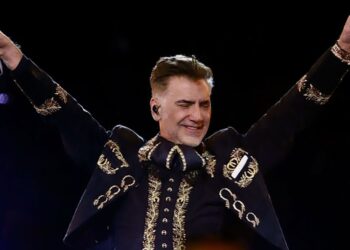Alejandro Fernández cautiva a 50 mil seguidores en la Monumental Plaza México