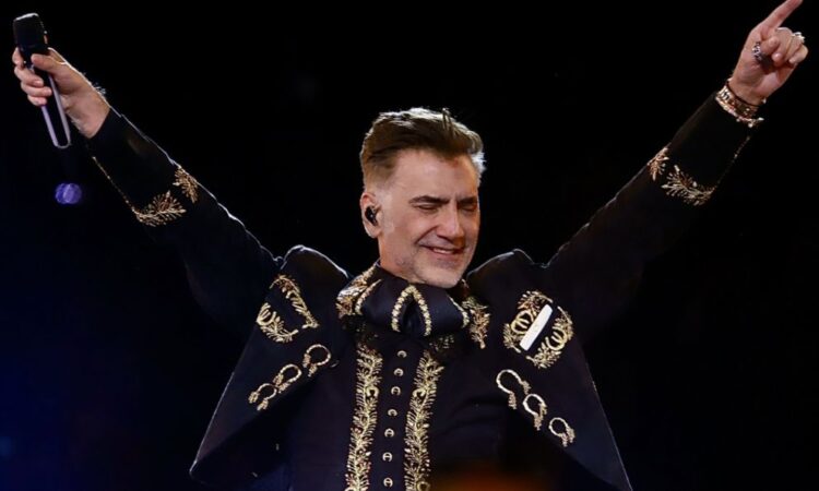 Alejandro Fernández cautiva a 50 mil seguidores en la Monumental Plaza México
