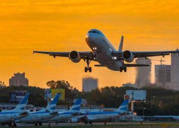 Avión de United Airlines pierde rueda al despegar en el aeropuerto de San Francisco