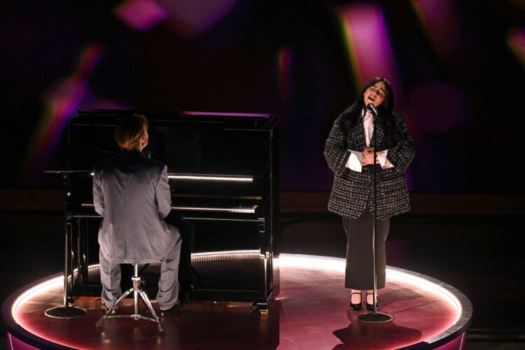Billie Eilish deslumbra en los Oscar 2024 con una emotiva interpretación
