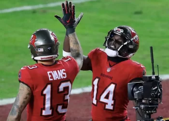Los Tampa Bay Buccaneers aseguran a Mike Evans con un contrato histórico
