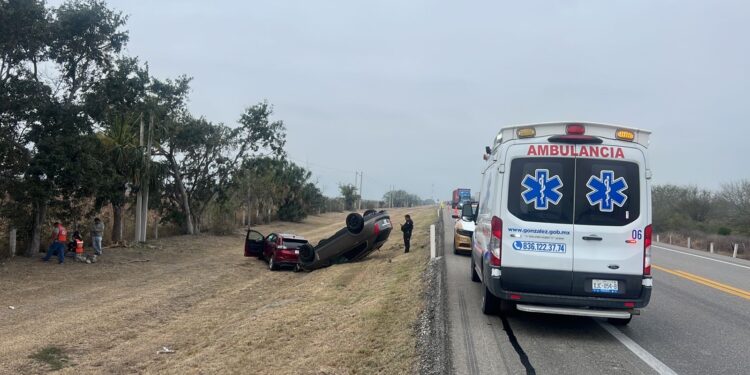 Dos heridos en volcadura doble en la carretera Llera-González