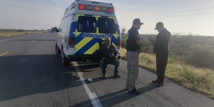 Muere al chocar contra trailer