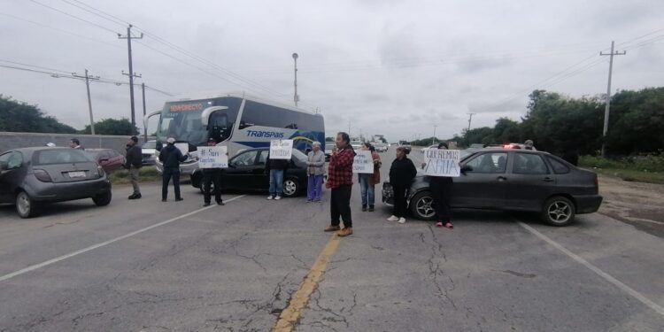 Manifestantes cierran Carretera Victoria-Monterrey