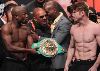 Floyd Mayweather Jr. defiende la postura de Canelo Álvarez