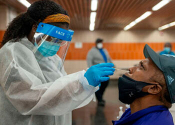 EE.UU. reduce a un día el aislamiento para personas con covid-19