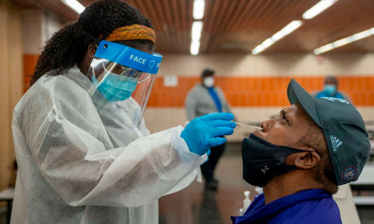 EE.UU. reduce a un día el aislamiento para personas con covid-19