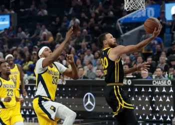 Stephen Curry lidera a los Warriors en una victoria sobre los Hornets