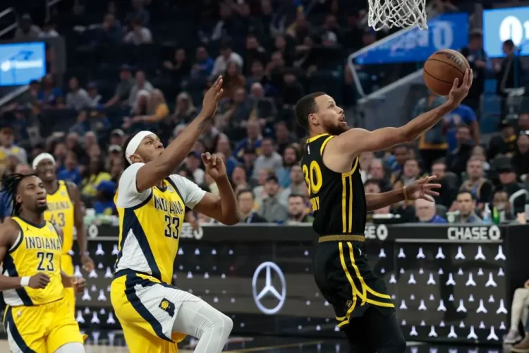 Stephen Curry lidera a los Warriors en una victoria sobre los Hornets