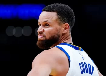 Steph Curry sufre lesión en el tobillo pero se espera su pronta recuperación