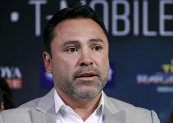 De la Hoya critica a Álvarez mientras la comunidad cuestiona su profesionalismo