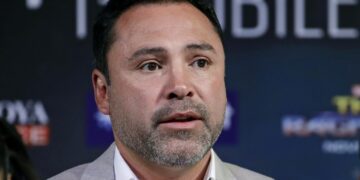 De la Hoya critica a Álvarez mientras la comunidad cuestiona su profesionalismo