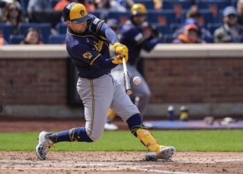 Los Cerveceros vencen a los Mets en un juego marcado por la polémica