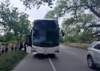 Choca autobús contra camioneta