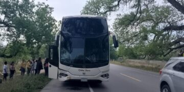 Choca autobús contra camioneta