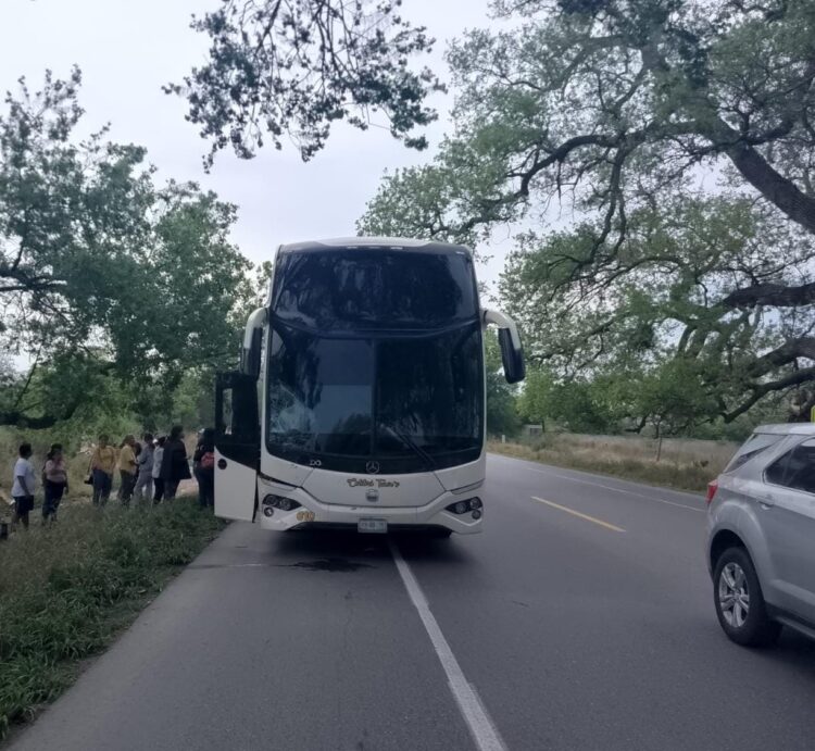 Choca autobús contra camioneta