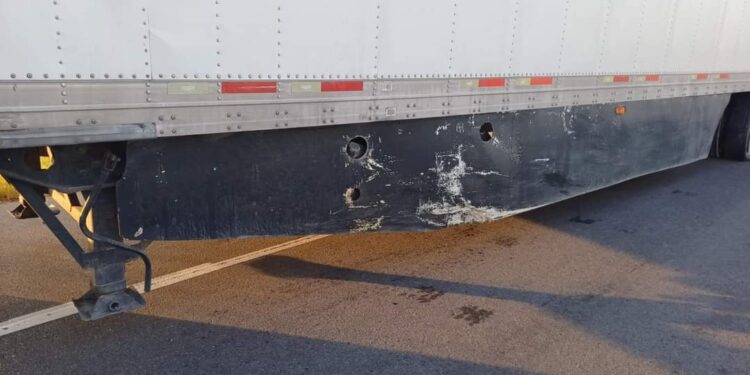 Muere al chocar contra trailer