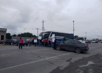 Manifestantes cierran Carretera Victoria-Monterrey