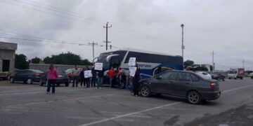 Manifestantes cierran Carretera Victoria-Monterrey