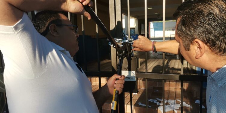 Cierran padres de familia escuela primaria