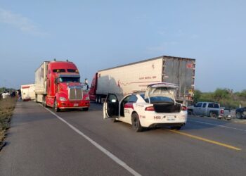 Vuelca un tráiler y cierran la carretera Victoria-Tula
