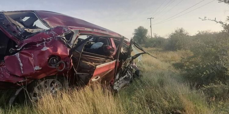 Muere al chocar contra trailer