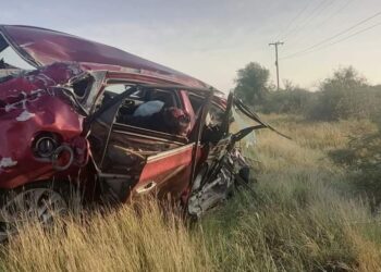 Muere al chocar contra trailer