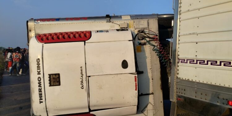 Vuelca un tráiler y cierran la carretera Victoria-Tula