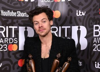 Raye triunfa en los Brit Awards 2024 llevándose múltiples galardones