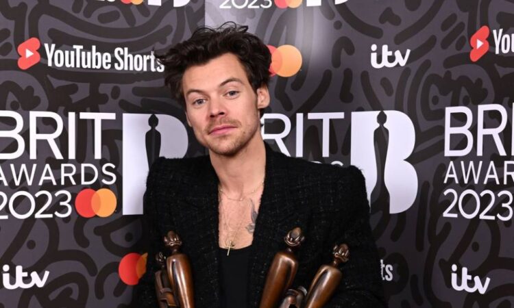 Raye triunfa en los Brit Awards 2024 llevándose múltiples galardones